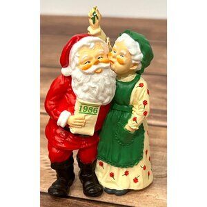 1986 HALLMARK KEEPSAKE ORNAMENT QX402-6 MR & MRS CLAUS KISS MERRY MISTLETOE TIME